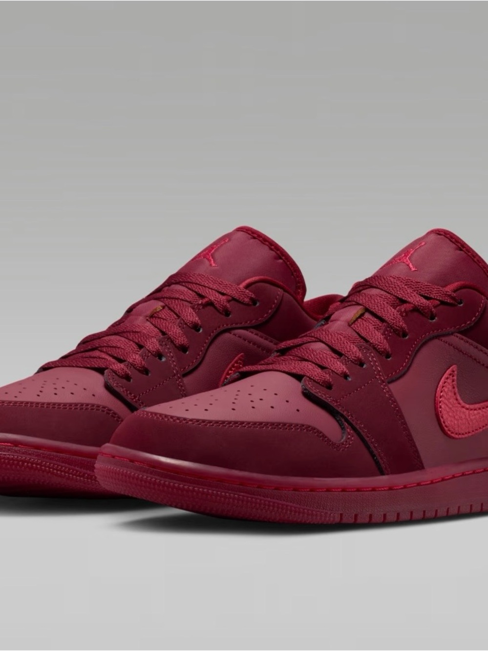 Jordan Low-Top Sneakers in Burgundy